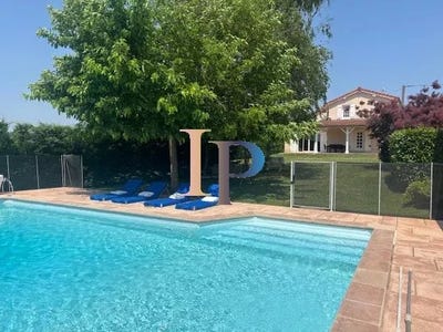 /international/fr/charlieu-centre-val-de-loire-310107978985/