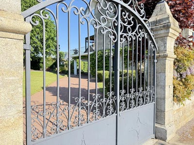 /international/fr/la-chapelle-saint-laurent-charente-310099628958/