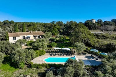 /international/fr/gordes-provence-alpes-cote-d-azur-310108838988/
