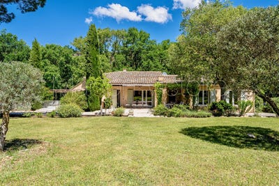 /international/fr/menerbes-provence-alpes-cote-d-azur-310108278583/