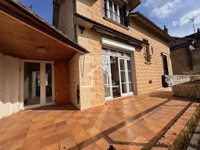 /international/fr/villeneuve-sur-yonne-burgundy-310107428357/