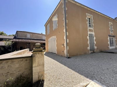 /international/fr/saint-jean-d-angely-charente-310100376395/