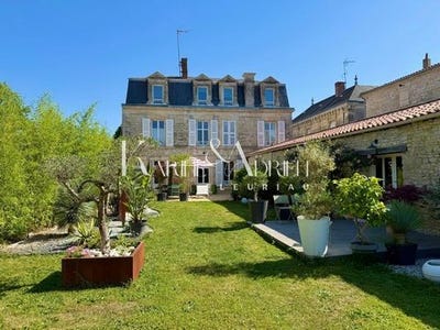 /international/fr/fontenay-le-comte-pays-de-la-loire-310108674990/