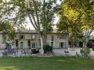 /international/fr/cabannes-provence-alpes-cote-d-azur-310110260246/