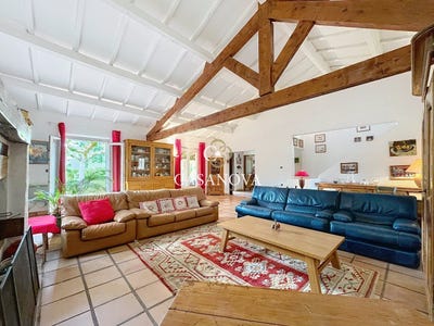/international/fr/pezenas-languedoc-roussillon-310108249583/