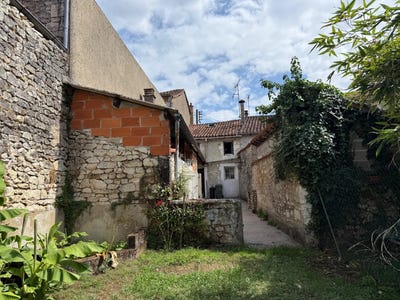 /international/fr/la-rochefoucauld-en-angoumois-charente-310100603334/?lang=zh-cn