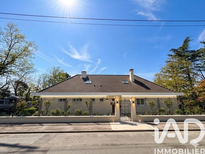 /international/fr/la-ferte-alais-ile-de-france-310106684288/