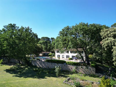 /international/fr/uzes-languedoc-roussillon-310105720065/