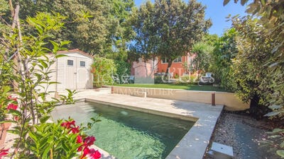 /international/fr/uzes-languedoc-roussillon-310108525607/