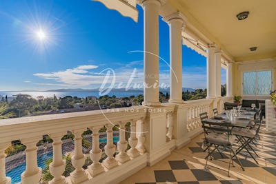 /international/fr/saint-raphael-provence-alpes-cote-d-azur-310120031739/
