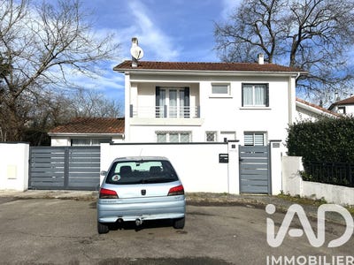 /international/fr/saint-pierre-du-mont-burgundy-310105241040/