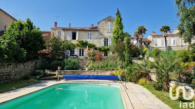 /international/fr/fontenay-le-comte-pays-de-la-loire-310101106169/