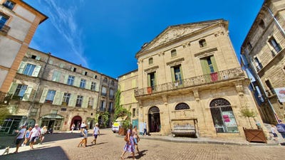 /international/fr/pezenas-languedoc-roussillon-310101327442/?lang=fr