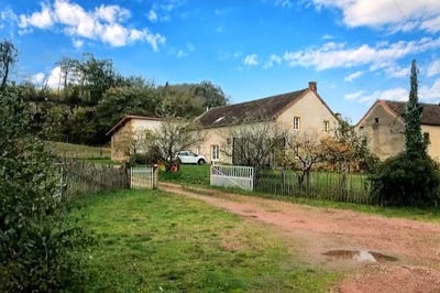 /international/fr/semur-en-brionnais-burgundy-310108928254/