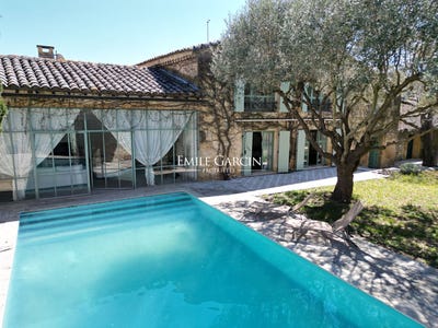 /international/fr/uzes-languedoc-roussillon-310107499276/