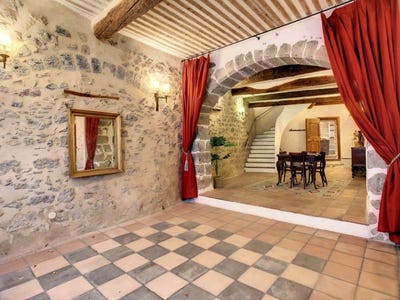 /international/fr/lagrasse-languedoc-roussillon-310105252966/