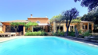 /international/fr/uzes-languedoc-roussillon-310108525677/