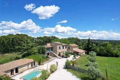 /international/fr/uzes-languedoc-roussillon-310109228573/