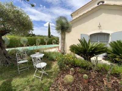 /international/fr/uzes-languedoc-roussillon-310109022485/?lang=de
