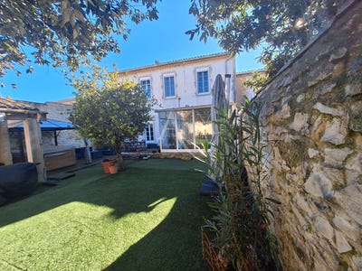 /international/fr/uchaud-languedoc-roussillon-310105174376/