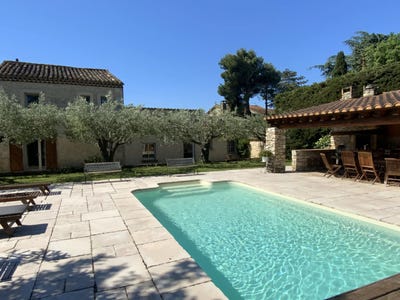 /international/fr/uzes-languedoc-roussillon-310101229826/
