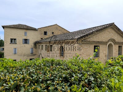 /international/fr/uzes-languedoc-roussillon-310107430409/