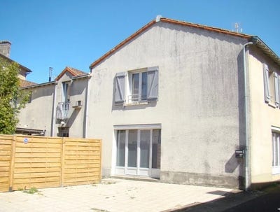 /international/fr/gencay-charente-310103248273/