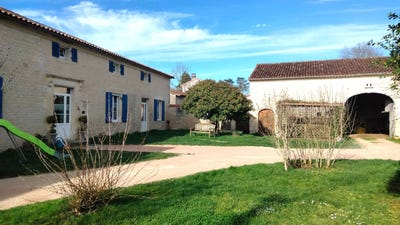 /international/fr/chenon-charente-310107624854/