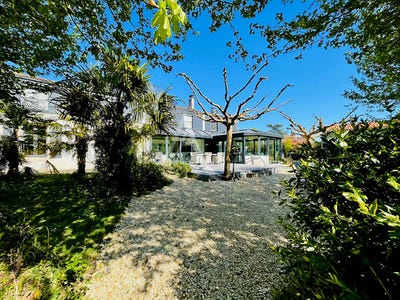 /international/fr/saintes-charente-310108990520/?lang=id