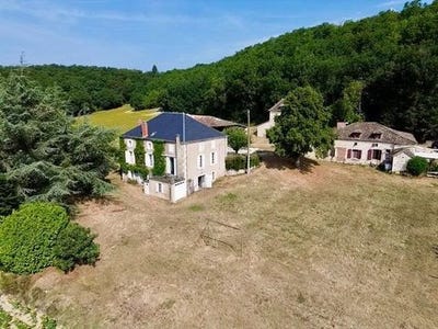 /international/fr/hautefage-la-tour-aquitaine-310119421462/
