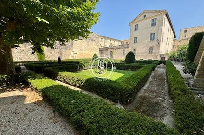 /international/fr/uzes-languedoc-roussillon-310110411819/