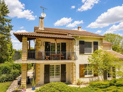 /international/fr/saint-etienne-du-gres-provence-alpes-cote-d-azur-310108892609/