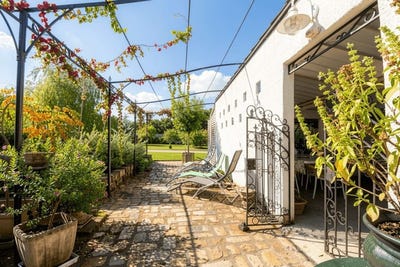 /international/fr/avril-sur-loire-burgundy-310109742052/