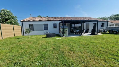 /international/fr/saint-etienne-de-mer-morte-pays-de-la-loire-310099623852/