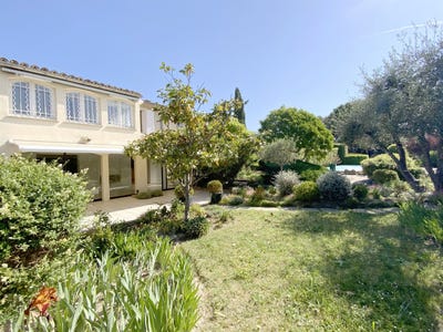 /international/fr/uzes-languedoc-roussillon-310109022068/?lang=th