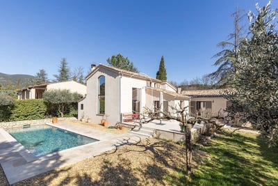 /international/fr/lourmarin-provence-alpes-cote-d-azur-310097924758/