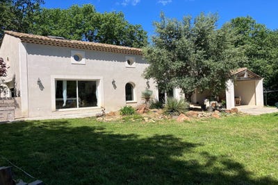 /international/fr/uzes-languedoc-roussillon-310103493761/