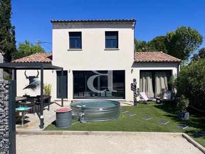 /international/fr/saint-etienne-du-gres-provence-alpes-cote-d-azur-310108870708/