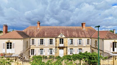 /international/fr/paray-le-monial-burgundy-310108929146/