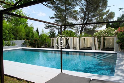 /international/fr/uzes-languedoc-roussillon-310101335895/?lang=en