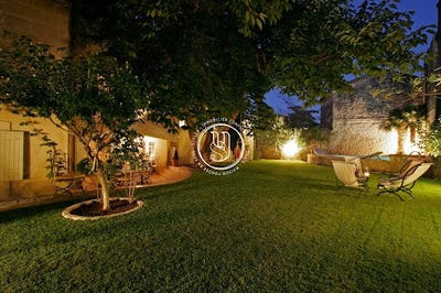 /international/fr/uzes-languedoc-roussillon-310100991073/?lang=zh-cn