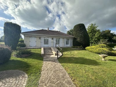 /international/fr/semur-en-brionnais-burgundy-310099710812/
