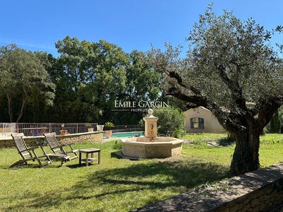 /international/fr/uzes-languedoc-roussillon-310104796267/
