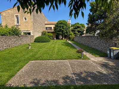 /international/fr/uchaud-languedoc-roussillon-310108265114/