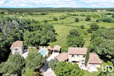 /international/fr/uzes-languedoc-roussillon-310101044490/
