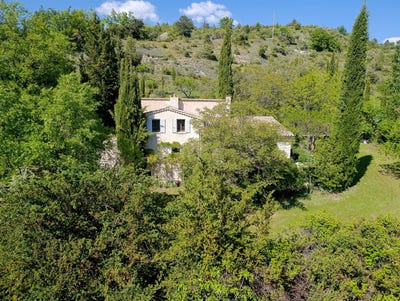 /international/fr/montbrun-les-bains-rhone-310108138564/