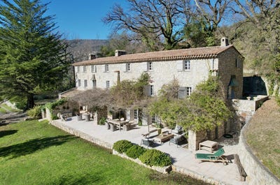 /international/fr/chateauneuf-grasse-hh-15292686-chateauneuf-grasse-provence-alpes-cote-d-azur-310101469789/?lang=id