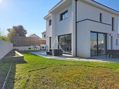 /international/fr/montreuil-juigne-pays-de-la-loire-310105336336/