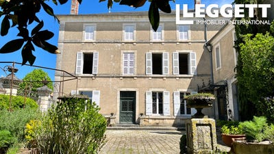 /international/fr/javerlhac-et-la-chapelle-saint-robert-aquitaine-310100602913/
