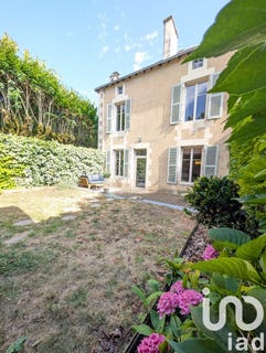 /international/fr/lussac-les-chateaux-charente-310100557431/